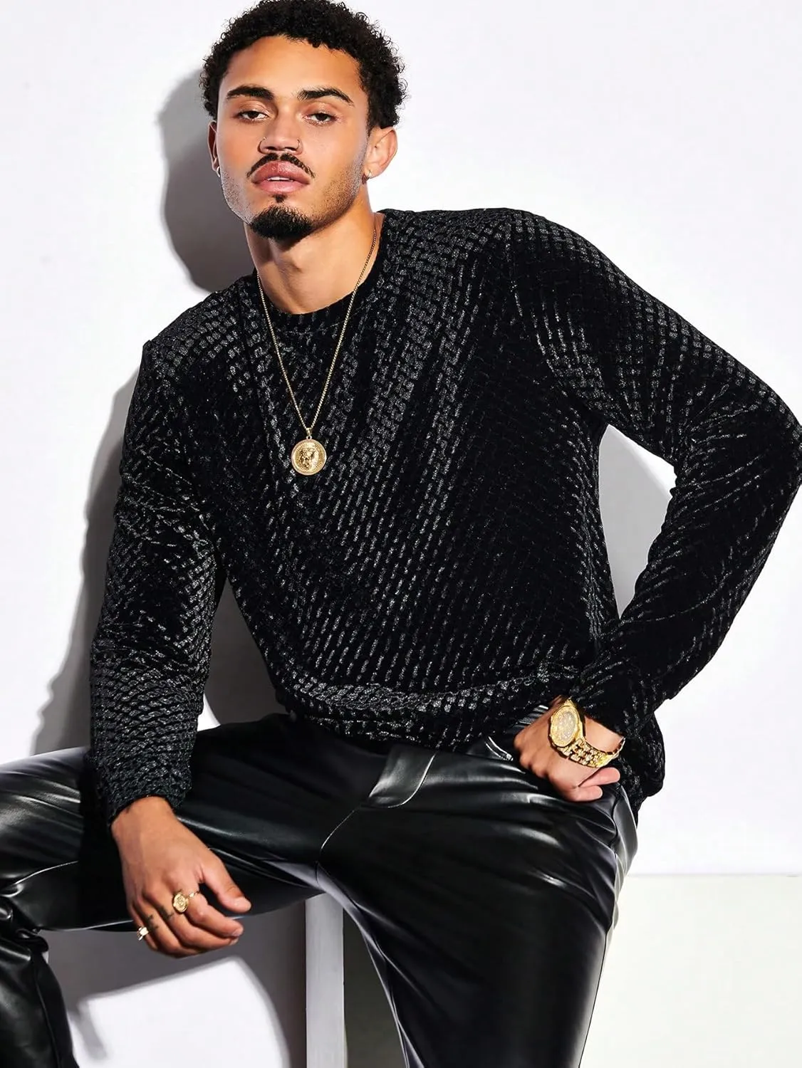 WDIRARA Men's Solid Velvet Textured Sweatshirt Round Neck Long Sleeve Sweatshirts Casual Pullover Outfits