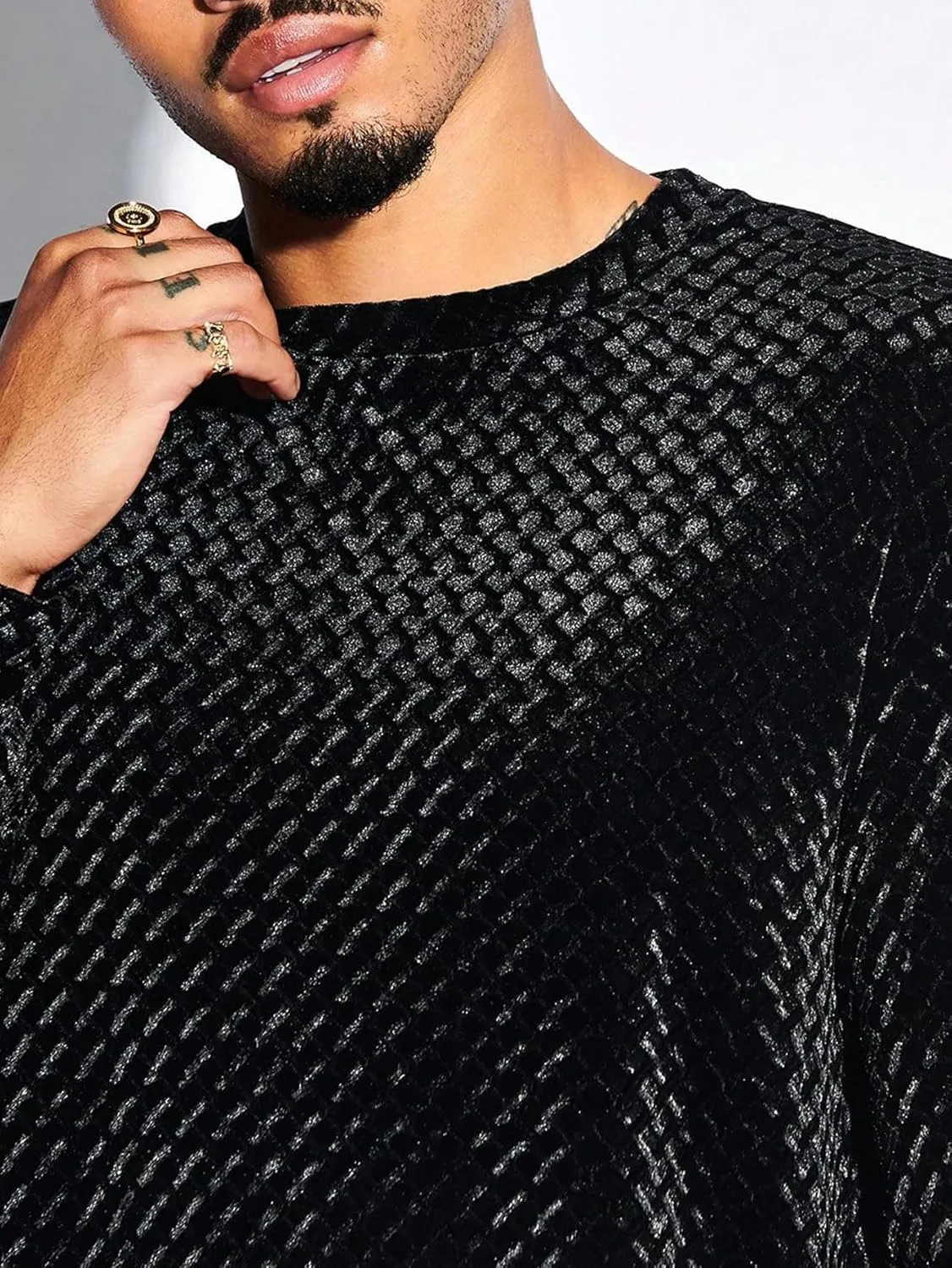 WDIRARA Men's Solid Velvet Textured Sweatshirt Round Neck Long Sleeve Sweatshirts Casual Pullover Outfits