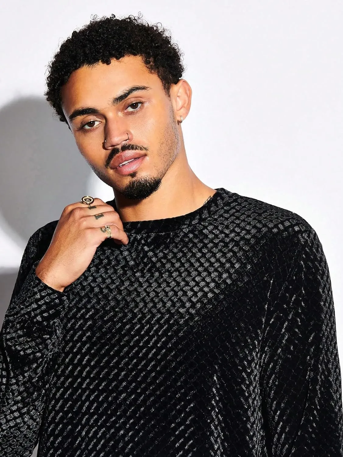 WDIRARA Men's Solid Velvet Textured Sweatshirt Round Neck Long Sleeve Sweatshirts Casual Pullover Outfits